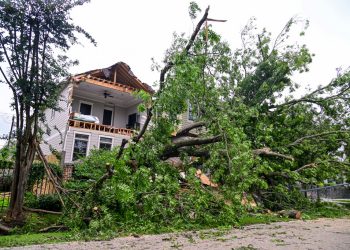 Hot Weather Poses New Risk as Thousands Remain Without Power After Deadly Houston Storm