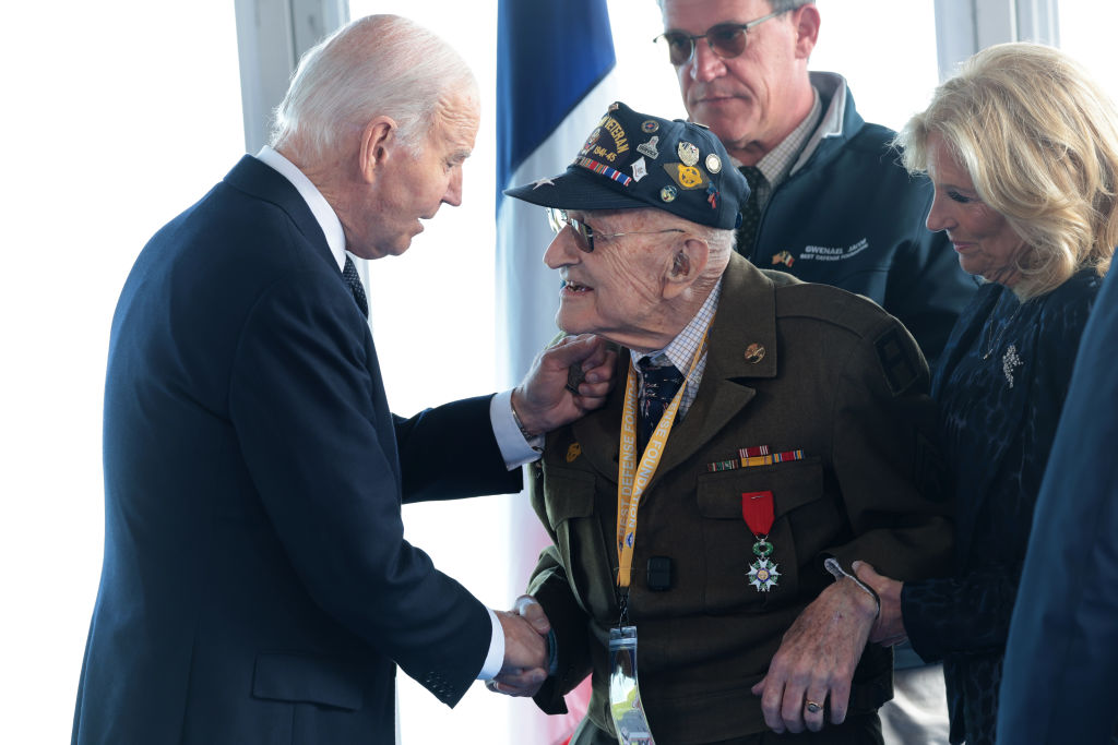 American Airlines in Dallas Honors World War II Veterans on 80th ...