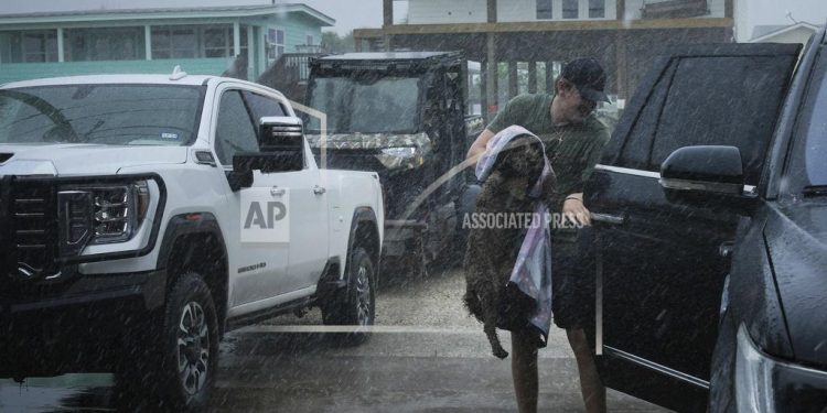 Texas residents told to expect power outages, flooding as Beryl moves closer to landfall
