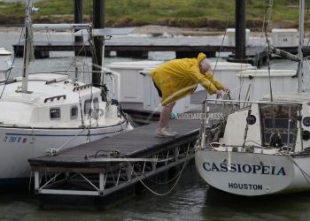 Beryl regains hurricane strength as it bears down on southern Texas