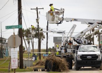 Texas Governor Criticizes Houston Energy as Utility Says Power will be Restored by Wednesday