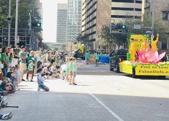 Falun Dafa Performance Shines at Houston’s 64th St. Patrick’s Day Parade