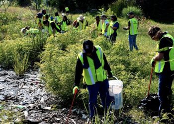 200 Volunteers Clean Up Lake Arlington to Get Ready for World Cup