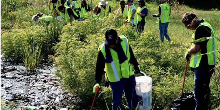 200 Volunteers Clean Up Lake Arlington to Get Ready for World Cup