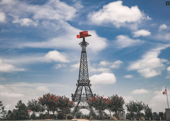 Paris, Texas Has the World’s Only Eiffel Tower with a Cowboy Hat – And It’s Pure Genius