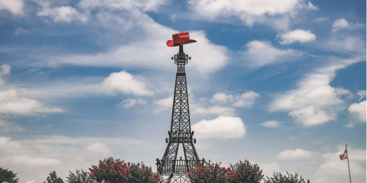 Paris, Texas Has the World’s Only Eiffel Tower with a Cowboy Hat – And It’s Pure Genius