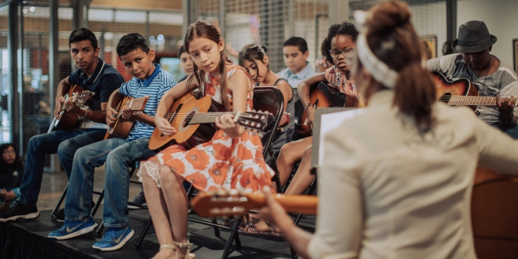 Free Guitar Classes Celebrate Deep Ellum’s Musical Heritage