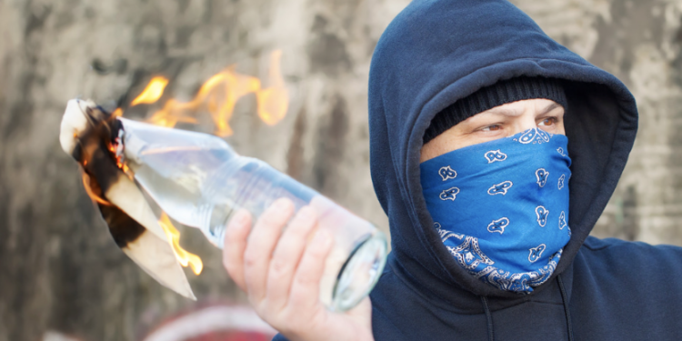 Man Throws Molotov Cocktails at Federal Building in Los Angeles: This Is Getting Serious